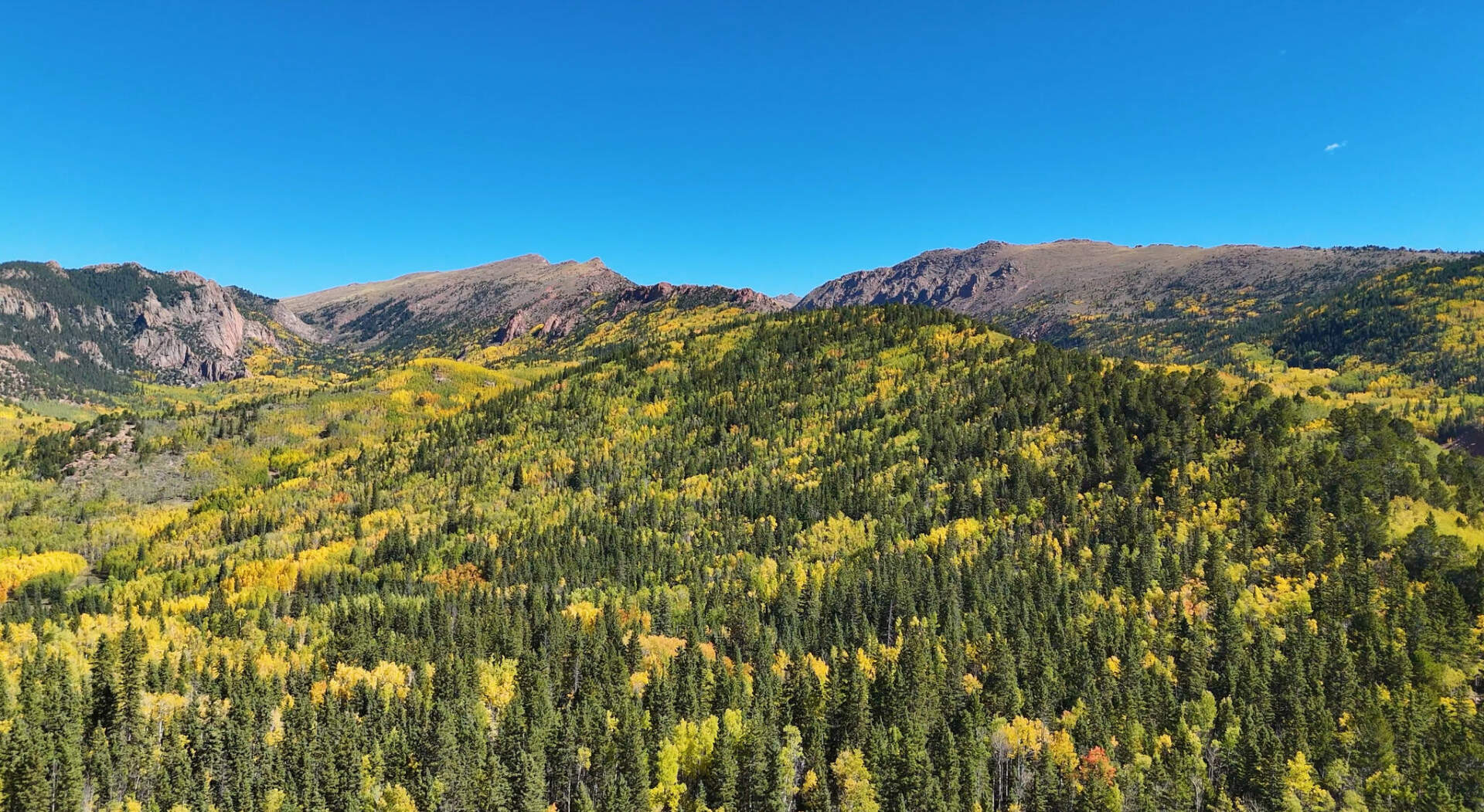 Aspen-covered hills and peaks in the Pikes Peak region in autumn